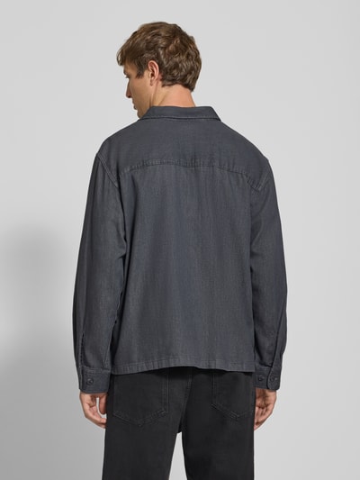 Mannelijk model draagt Relaxed Fit jeanshemd uit pure katoen van levi's®, donkergrijs met rechte lijnen, Heren jeanshemd, rugaanzicht.
