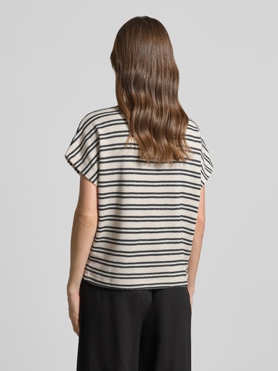 Kobieta modelka ma na sobie damski t-shirt z mieszanki wiskozy model 'Sostal' od OPUS, krój relaxed fit, okrągły dekolt, długość tyłu w rozmiarze 36: 54 cm, czarno-beżowe paski, tekstura dzianiny, całkowity widok z tyłu.