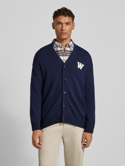 Wood Wood Strickjacke aus Lammwolle mit V-Ausschnitt Modell 'Tay' Marine 4