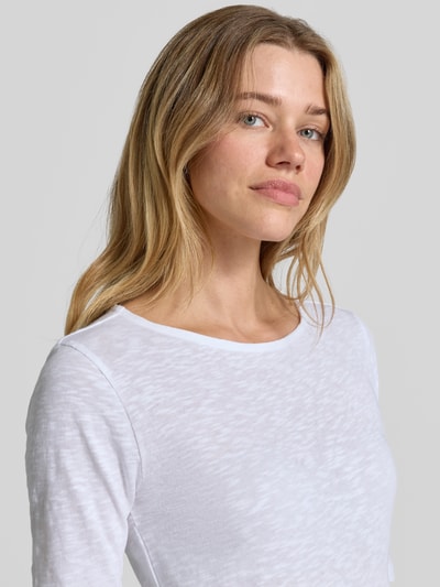 Modelka kobieca nosi T-Shirt mit U-Boot-Ausschnitt von Christian Berg Woman, biały melanż, bawełna, krój regular fit, długość tyłu 58 cm, melanż, zbliżenie na górną część ciała od przodu.