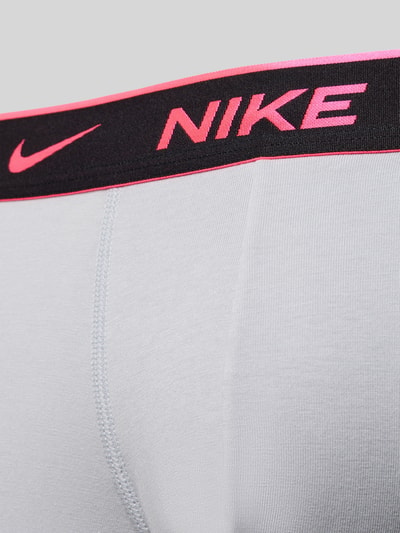 Männermodel trägt Boxershorts mit elastischem Logo-Bund im 3er-Pack von Nike, Baumwoll-Elasthan-Mix, Körpernaher Schnitt, Nahaufnahme Oberkörper.