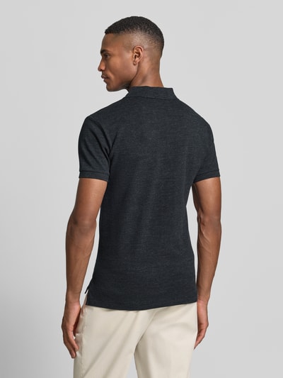 Männermodel trägt Slim Fit Poloshirt aus reiner Baumwolle von Polo Ralph Lauren, Optik: Unifarben, Piqué-Struktur, Ganzkörperansicht Rückansicht.