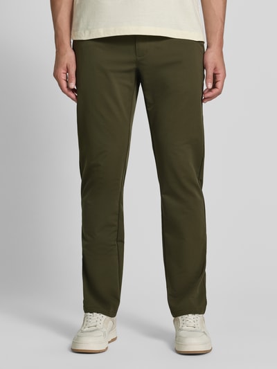 Männermodel trägt Tapered Fit Hose mit Gesäßtaschen von MCNEAL in Oliv mit Eingrifftaschen, Knopf- und Reißverschluss, Nahaufnahme Unterkörper. Bundweite 45 cm, Innenbeinlänge 80 cm bei Größe M.