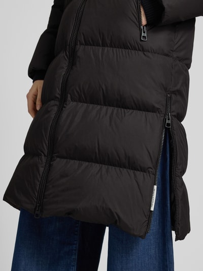 Vrouwenmodel draagt Regular Fit Daunenmantel met afneembare rugzakriemen van Marc O'Polo, Dames lange donsjas, detailopname
