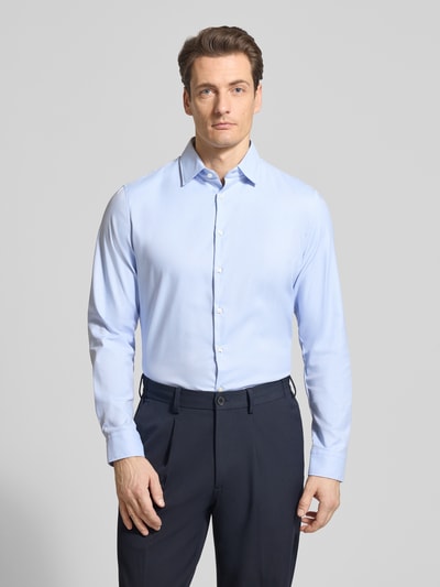 Männermodel trägt Slim Fit Business-Hemd mit Kentkragen von Jake*s, hellblau, Material-Mix mit Stretch-Anteil, Knopfleiste, Ganzkörperansicht von vorne. Rückenlänge 71 cm, Schulterbreite 45 cm, Ärmellänge 65 cm bei Größe 39/40.