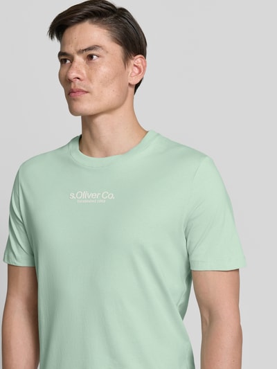 Männermodel trägt Regular Fit T-Shirt aus reiner Baumwolle von s.Oliver RED LABEL, Optik: Unifarben, Label-Schriftzug, Rundhals, Kurzarm, Materialverarbeitung: Jersey, Nahaufnahme Oberkörper.