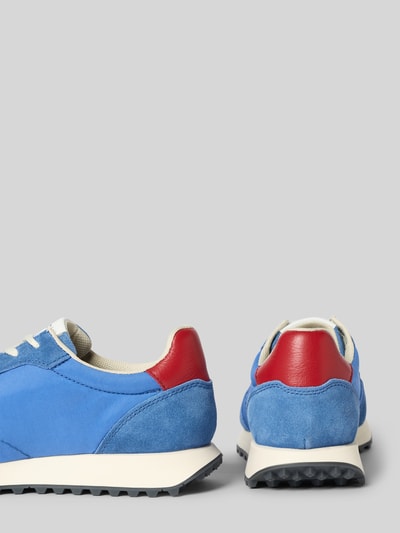 Productfoto, Sneaker met label-details model 'Bierman' van bugatti, afgeronde vorm, vetersluiting, gestructureerde zool, blauw met rode details, hakhoogte 3 cm, schachthoogte 9 cm, schachtwijdte 9 cm.