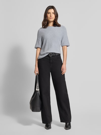 Vrouwenmodel draagt Boxy Fit Pullover uit katoenmix-badstof van Marc O'Polo, look: effen, boxy fit, ronde hals, korte mouw, rolzoom. Ganzlichaanszicht van voren.