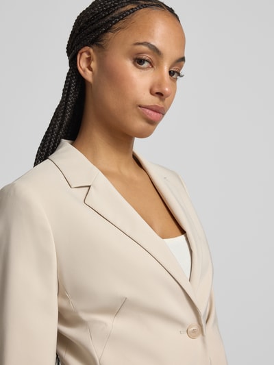 Frauenmodel trägt Slim Fit Blazer mit Reverskragen von Betty Barclay aus Material-Mix mit Stretch-Anteil in Beige, Nahaufnahme Oberkörper. Rückenlänge 61 cm, Brustweite 36 cm, Ärmellänge 62 cm bei Größe 36.