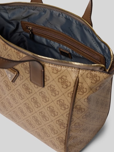 Produktfoto, Tote Bag mit Allover-Logo-Print Modell 'Follie' von GUESS w kolorze brązowym, główna przegroda z zamkiem błyskawicznym, odpinany pasek na ramię, Szerokość w rozmiarze 1: 35 cm, Długość w rozmiarze 1: 24 cm, Głębokość w rozmiarze 1: 14 cm, Długość paska na ramię w rozmiarze 1: 118 cm, kontekst: damska bags