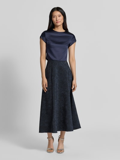 Vrouwenmodel draagt Midirok met structuurpatroon van Rinascimento, Dames midirok in elastische materiaalmix, A-lijn, naadritssluiting, Bandwijdte maat S: 35 cm, totale lengte maat S: 90 cm, donkerblauwe tinten, gladde en gestructureerde oppervlakken, volledige lichaamsaanzicht van voren.