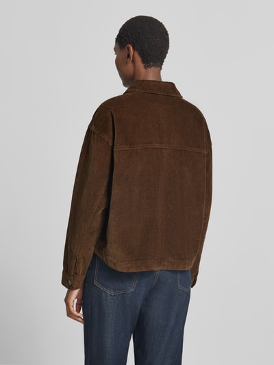 Frauenmodel trägt Relaxed Fit Langarmbluse aus reiner Baumwolle Modell 'JAMIE' von VERO MODA in Dunkelbraun, samtige Textur, Ganzkörperansicht Rückansicht.