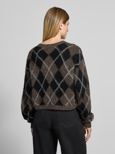 Frauenmodel trägt Relaxed Fit Cardigan aus Woll-Mix Modell 'sida' von Gestuz mit Rauten-Muster, Brauntöne, Rückansicht, Ganzkörperansicht. Damen Cardigan, Woll-Mix mit Alpaka-Anteil, Rundhalsausschnitt, Knopfleiste, Rückenlänge 50 cm, Ärmellänge 72 cm.