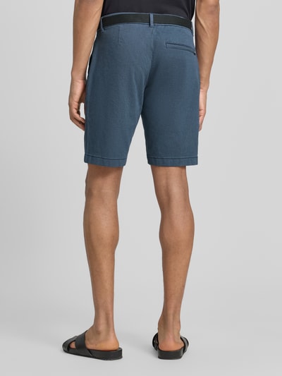 Männermodel trägt Regular Fit Chinoshorts aus Baumwoll-Mix von Tom Tailor Denim in Bi-Color Optik mit Gürtel, seitlichen Eingrifftaschen, Gesäßtasche, Ganzkörperansicht Rückansicht.