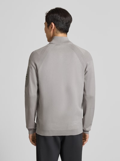 Männermodel trägt Regular Fit Sweatjacke aus Viskose-Mix Modell 'TOUR HY' von BOSS Green, Optik: Unifarben, Ganzkörperansicht Rückansicht.
