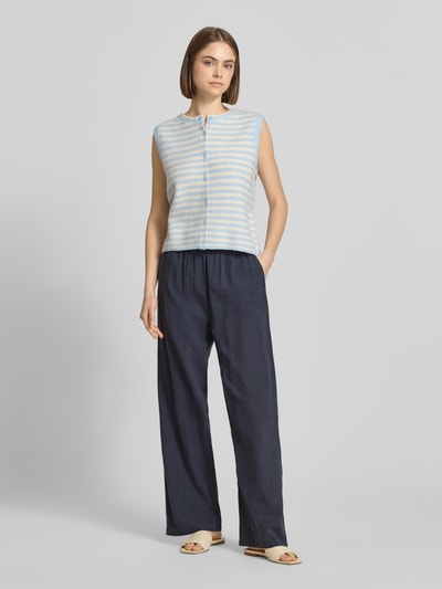Frauenmodel trägt Loose Fit Weite Damen Hose aus reiner Baumwolle Modell 'TIZANA' von Only, Optik: Unifarben, Ganzkörperansicht von vorne.