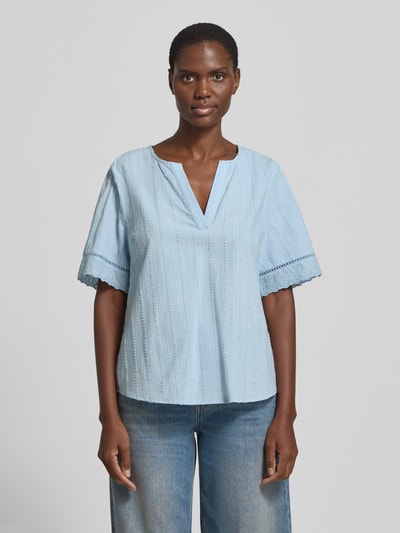 Frauenmodel trägt Regular Fit Bluse mit V-Ausschnitt Modell 'Ane' von FREE/QUENT, hellblau, reine Baumwolle, Lochstickerei, Ganzkörperansicht von vorne.