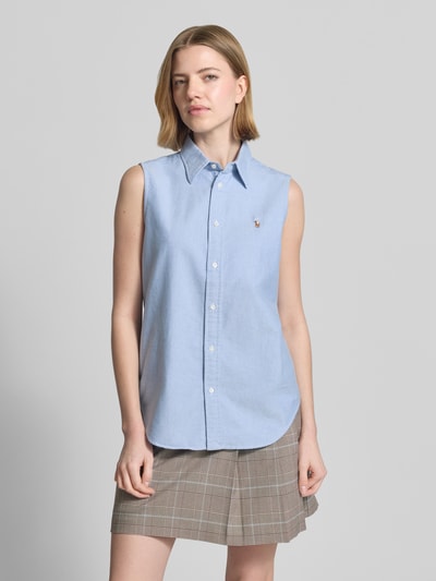 Vrouwenmodel draagt Relaxed Fit Hemdbluse aus reiner Baumwolle van Polo Ralph Lauren in effen kleuren oxford katoen met gestikt logo, overhemdkraag, v-hals, mouwloos, knoopsluiting; look: effen, ganzkörperansicht van voren.