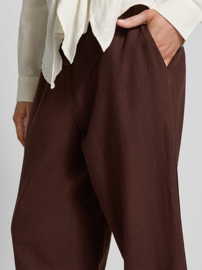 Vrouwenmodel draagt Wide Leg Pants met elastische tailleband model 'Lava' van FREE/QUENT, linnenmix en viscosemix, loose fit, zijzakken, detailopname heup.