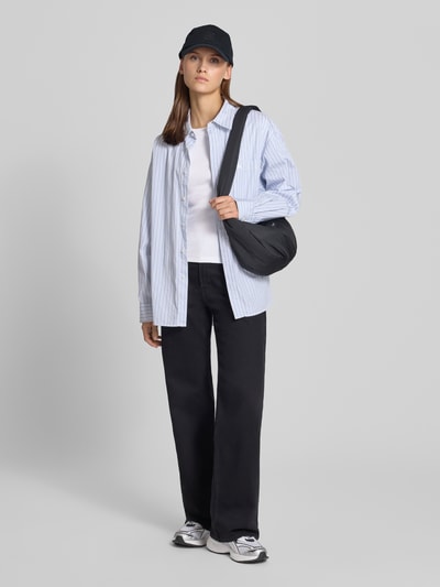 Vrouwenmodel draagt wit slim fit shirt met lange mouwen Model 'FIFI' van JIXX, mix van katoen en elastaan, boothals, riblook, driekwartmouw, ruglengte maat S 50 cm, voorkant volledige lichaamsopname