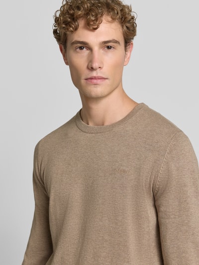 Männermodel trägt Regular Fit Pillover aus reiner Baumwolle von s.Oliver RED LABEL in Beige, schlichte Struktur, Nahaufnahme Oberkörper.
