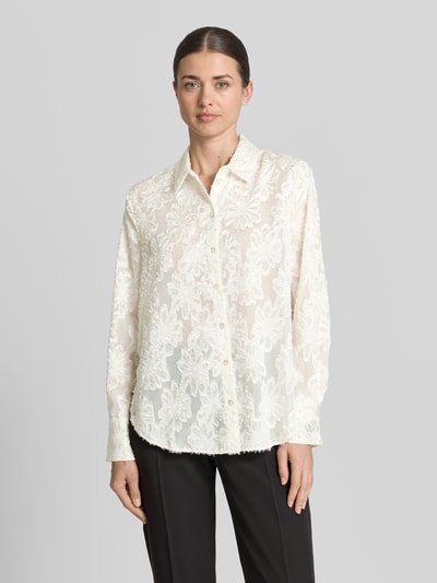 Modelka kobieta nosi Regular Fit Hemdbluse mit floralem Muster od s.Oliver BLACK LABEL, kremowa, wzór kwiatowy, szyfon, przód, ujęcie całej sylwetki.