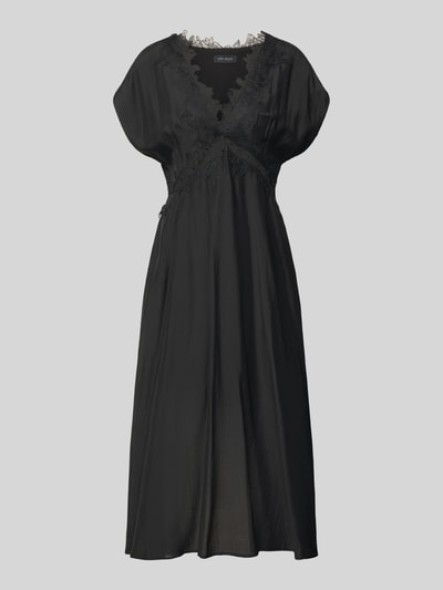 Produktfoto, czarne Midikleid mit V-Ausschnitt und Spitze Modell 'MOLLY' von Copenhagen Muse z lyocell-mix, krój slim fit, długość 139 cm, szerokość w rozmiarze S: 35 cm, koronka, prosty fason, delikatna tekstura