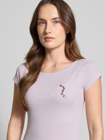 Frauenmodel trägt Slim Fit T-Shirt aus Baumwoll-Mix Modell 'C_Etine' von BOSS Orange in Flieder, unifarben, mit Motiv-Print, Feinripp, Nahaufnahme Oberkörper