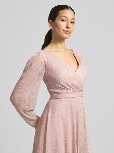 Modelka prezentuje Regular Fit Kleid in Wickel-Optik von TROYDEN COLLECTION, błyszcząca siateczka, krój regular fit, kopertowy styl, dekolt w serek, z długim rękawem, taliowany fason, wszyty zamek błyskawiczny, widoczna faktura, miękki róż, szerokość w rozmiarze 36: 37 cm, długość tyłu w rozmiarze 36: 90 cm, długość rękawa w rozmiarze 36: 67 cm, widok z przodu, ujęcie górnej części ciała