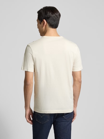 Männermodel trägt Regular Fit T-Shirt aus reiner Baumwolle von Tom Tailor in Unifarbe, Jersey, Rückansicht Ganzkörperansicht.