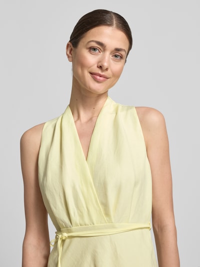 Frauenmodel trägt Midikleid mit V-Ausschnitt und Bindegürtel von Luisa Cerano aus Material-Mix mit Leinen-Anteil, Nahaufnahme Oberkörper.