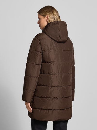 Männermodel trägt Daunenmantel mit seitlichen Eingrifftaschen von ONLY aus reinem Polyester in Unifarbe, Longline, Steppnähte, Zweiwege-Reißverschluss, Ganzkörperansicht Rückansicht