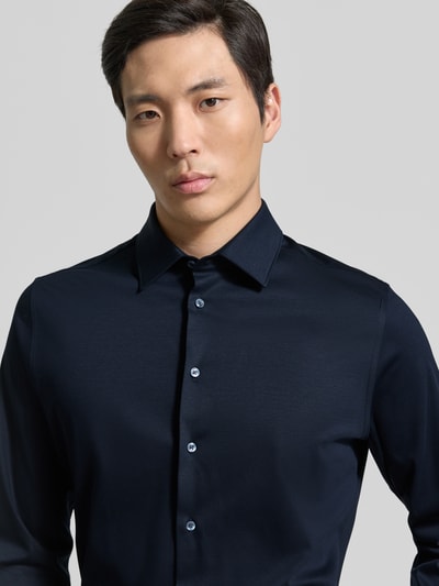 Männermodel trägt Slim Fit Business-Hemd mit kentkraag von Roy Robson aus puur katoen, knoopsluiting, sportmanchet, nahaufnahme oberkörper.