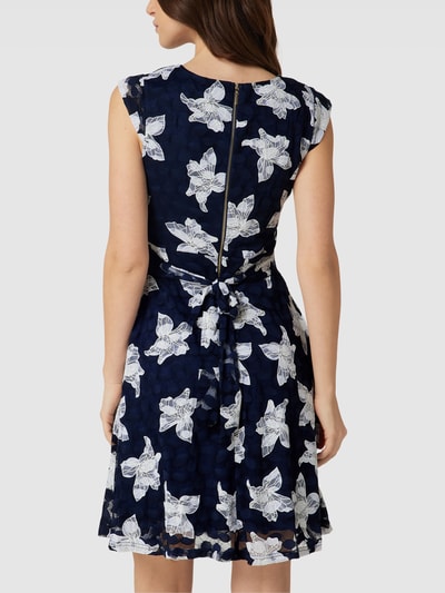 Apricot Knielanges Kleid mit U-Boot-Ausschnitt Marineblau 5