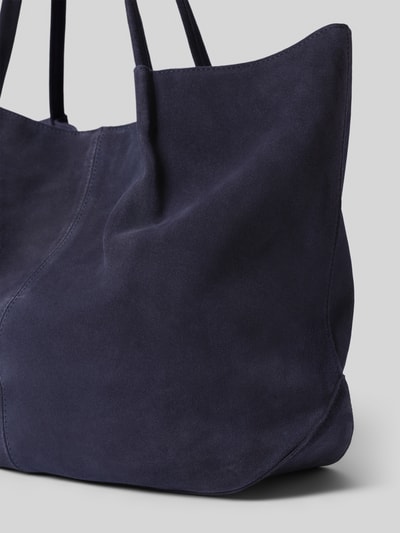 Produktfoto, Tote Bag aus echtem Rindsleder Modell 'Bella' von MANGO in dunkelblau mit feiner, matter Textur, dezente Nähte sichtbar, rechteckige Form, schmale Schulterriemen, Größe 47x31x13 cm, Magnetverschluss, Länge Schulterriemen 60 cm.