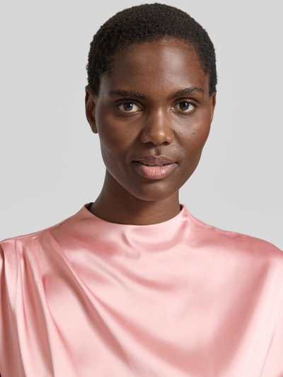 Frauenmodel trägt Blusenshirt aus Satin mit rückseitigem Reißverschluss von Zero, Regular-Fit, Stehkragen, Rosa, Nahaufnahme Oberkörper.