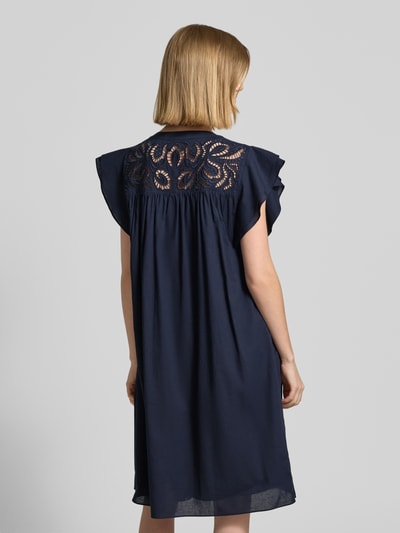 Frauenmodel trägt Relaxed Fit Minikleid mit Loch-Stickerei von ROBE LÉGÈRE in Dunkelblau, Reine Baumwolle, Kappärmel, Ganzkörperansicht Rückansicht.