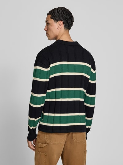 Männermodel trägt Strickpullover mit Polokragen und Label-Stitching von BLKVIS, Regular-Fit, Reine Baumwolle, Zopfmuster, Rückenlänge 66 cm, Ärmellänge 72 cm, Ganzkörperansicht Rückansicht.