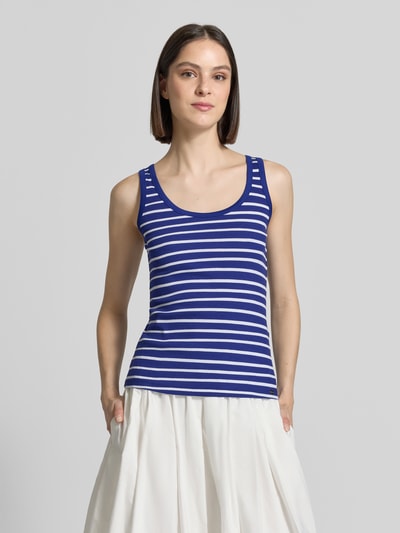 Frauenmodel trägt Tanktop in Ripp-Optik mit Rundhalsausschnitt von Marc Cain, Slim-Fit, Baumwoll-Elasthan-Mix, blau-weiß gestreift, Rückenlänge 53 cm bei Größe 36, Ganzkörperansicht von vorne.