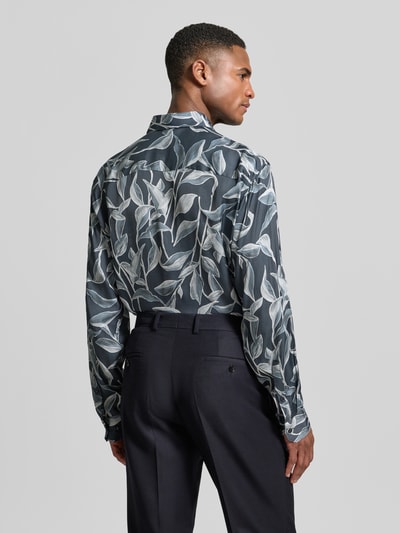 Männermodel trägt Loose Fit Business-Hemd aus Viskose Modell 'Matty' von JOOP! Collection mit Allover-Blattmuster, Ganzkörperansicht Rückansicht