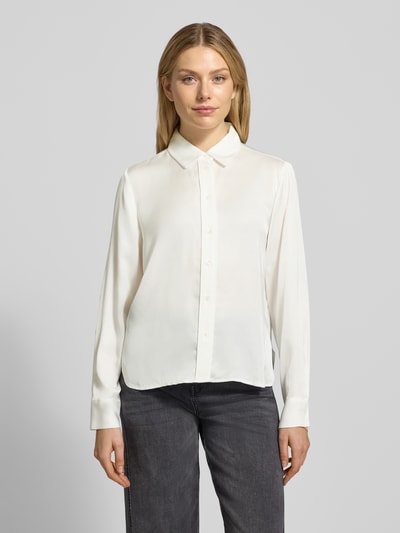 Frauenmodel trägt Regular Fit Hemdbluse aus Viskose Modell 'Fanda' von Opus, weiß, Hemdblusenkragen, Knopfleiste, Ganzkörperansicht von vorne.