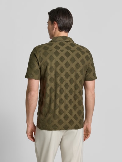 Männermodel trägt Slim Fit Poloshirt mit Strukturmuster von Fynch-Hatton, Baumwoll-Mix, Reverskragen, Kurzärmelig, Ganzkörperansicht Rückansicht.