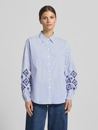Frauenmodel trägt Regular Fit Bluse mit Lochstickerei von Apricot aus blau-weiß gestreiftem Baumwoll-Mix mit Stretch-Anteil, Knopfleiste, Hemdblusenkragen, Lochstickerei an den Ärmeln, Ganzkörperansicht von vorne.
