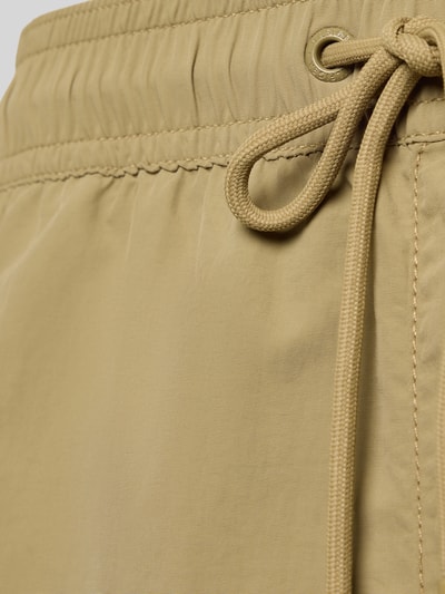 Produktfoto, Regular Fit Badehose mit Logo Stitching von Tommy Hilfiger, Optik: Unifarben, glatte Struktur, Bundabschluss: Tunnelzug, seitliche Eingrifftaschen vorne, aufgesetzte Tasche hinten