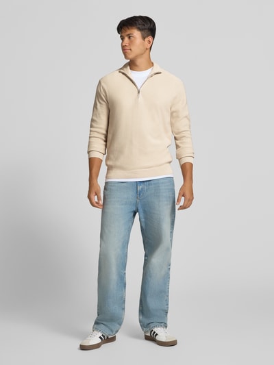 Männermodel trägt Regular Fit Pullover aus reiner Baumwolle Modell 'TONY' von ONLY, beige, glatte Textur, Ganzkörperansicht von vorne, Herren Pullover von ONLY & SONS.