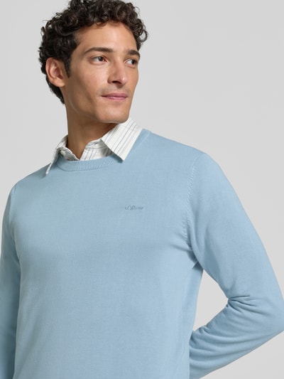 Männermodel trägt hellblauen Regular Fit Pullover aus reiner Baumwolle von s.Oliver RED LABEL mit glatter Textur, Nahaufnahme Oberkörper.