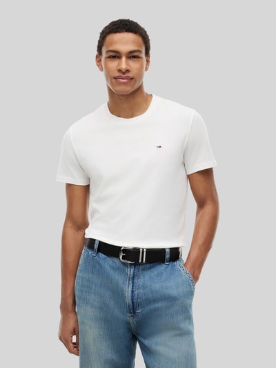 Męski model nosi Slim Fit T-Shirts aus reiner Baumwolle im 2er-Pack von Tommy Jeans, wielokolorowy efekt, wyhaftowane logo, krój slim fit, okrągły dekolt, krótki rękaw, bawełna, Ganzkörperansicht z przodu