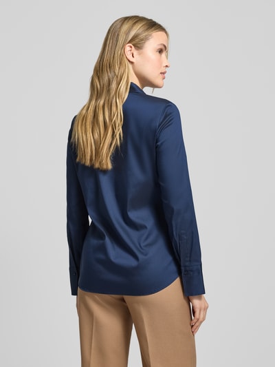 Frauenmodel trägt Hemdbluse mit Knopfleiste von ETERNA in Dunkelblau, lockerer Schnitt, Kentkragen, Rückansicht, Ganzkörperansicht Rückansicht.