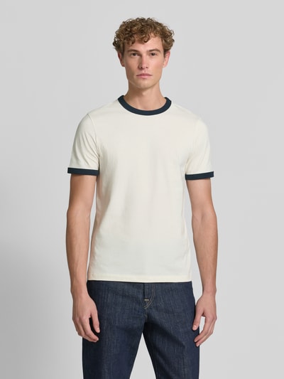 Männermodel trägt Regular Fit T-Shirt aus reiner Baumwolle von MCNEAL mit kontrastivem Rundhalsausschnitt, Ganzkörperansicht von vorne.