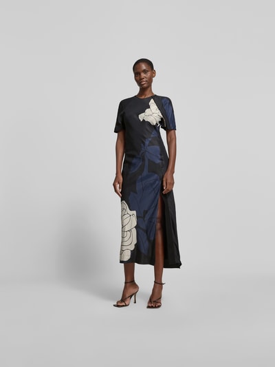Frauenmodel trägt Slim Fit Maxikleid aus reiner Viskose von Victoria Beckham mit Floraler-Print, Rundhalsausschnitt, Kurzärmelig, Ganzkörperansicht von vorne